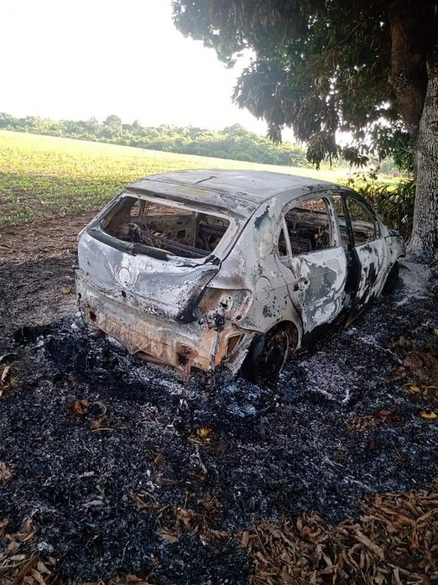 Corpos estavam ao lado de carro queimado  Foto: Divugao