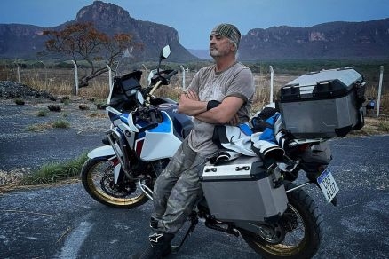 Izan Petterle ao lado de moto usada durante as gravaes em Chapada