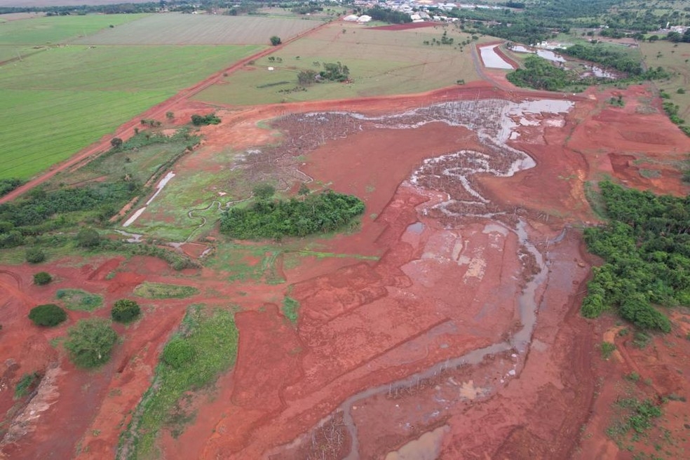 Rio seco em Tangar da Serra (MT) prejudica abastecimento de gua  Foto: Divulgao