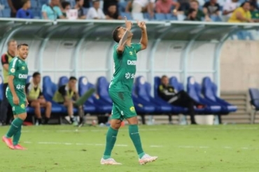 Elton Comemora o gol contra o Internacional na Arena Pantanal