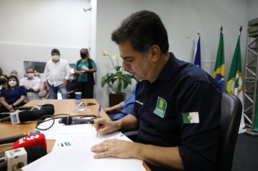 O prefeito de Cuiab, Emanuel Pinheiro (MDB), anunciou novas medidas durante coletiva