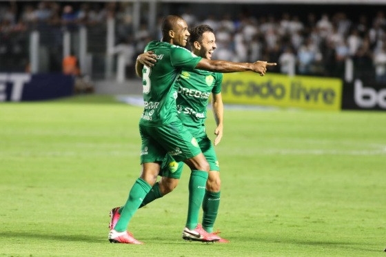 Marlon comemora gol do Cuiab contra o Santos