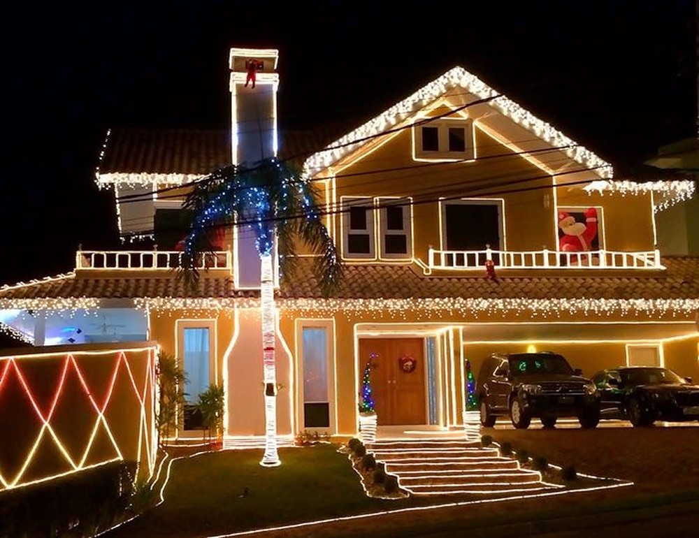 Fachada de casa residencial com decorao de Natal  Foto: Divulgao