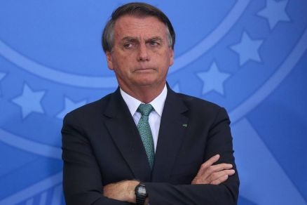 Bolsonaro interrompe férias e faz exames após suspeita de obstrução intestinal
