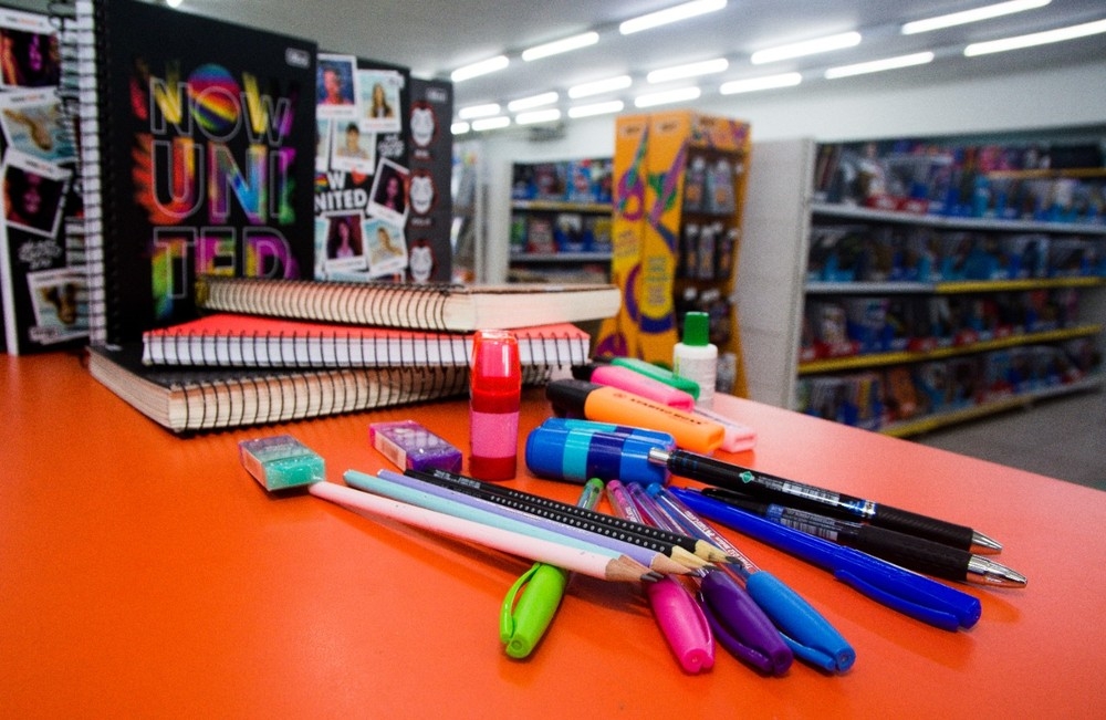 Apenas materiais de uso pessoal devem ser exigidos nas escolas — Foto: Edmilson Tanaka/Divulgação