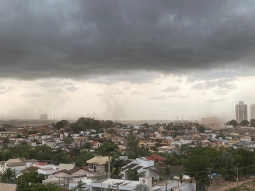Instituto Nacional de Meteorologia (INMET) emitiu alerta de perigo devido às chuvas intensas em Mato Grosso — Foto: Iury Lupaudi