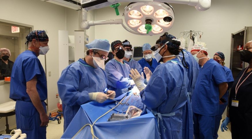 Equipe da Escola de Medicina da Universidade de Maryland antes da operação