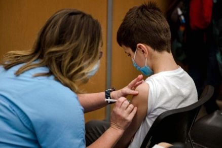 Brasil recebe 1º lote da vacina pediátrica da Pfizer contra a Covid