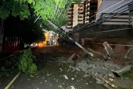 Queda de muro derrubou postes de energia no Poção, em Cuiabá