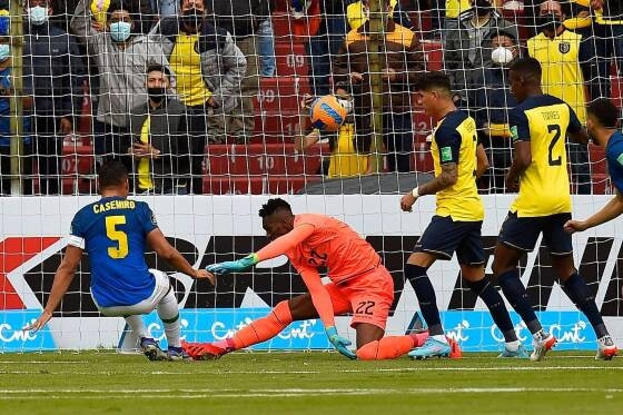Casemiro se joga na direo da bola para marcar o gol do Brasil contra o Equador