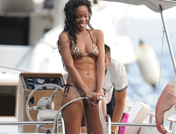 Rihanna mostra a barriga tanquinho