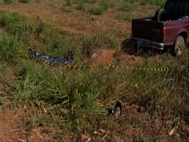 Acidente ocorreu em estrada particular quando caminhonete tentou entrar em fazenda