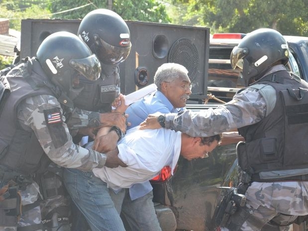 Deputado Domingos Dutra (de azul)  imobilizado por policiais durante manifestao em So Lus