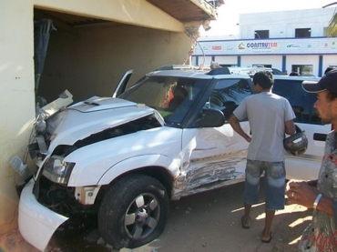 Mulher que estava no banco traseiro sofreu um corte na cabea e foi socorrida. 