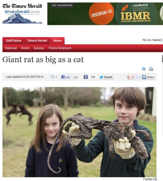 Finlay Broomhall, de oito anos, e sua irm India, de 5, com o rato gigante.