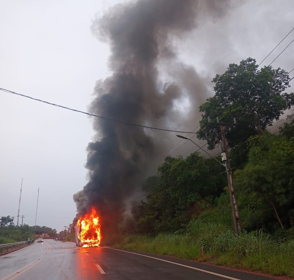 nibus pegou fogo em rodovia de MT nesta segunda-feira  Foto: Divulgao
