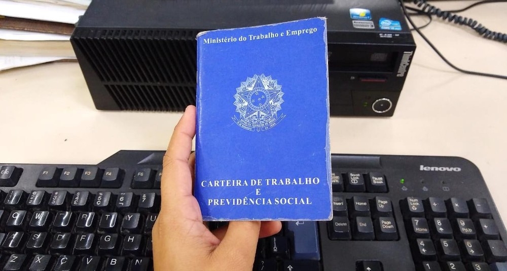 Carteira de trabalho; emprego; trabalho; desemprego  Foto: Letcia Queiroz/G1