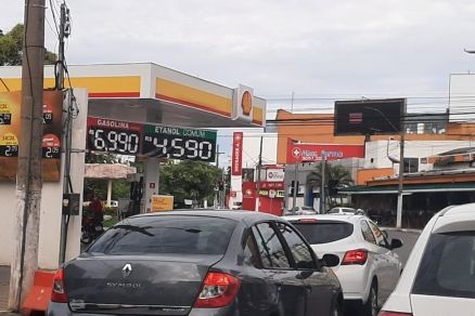 Posto na Praa Oito de Abril exibia pela manh faixa anunciando a gasolina a R$ 6,99