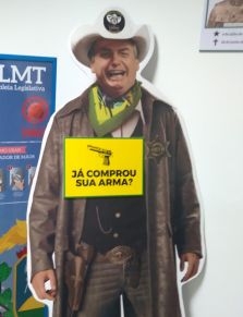 O totém de Bolsonaro, em frente do gabinete do deputado Gilberto Cattani