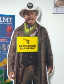 O totm de Bolsonaro, em frente do gabinete do deputado Gilberto Cattani