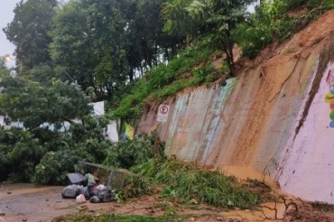 Parte do morro Nossa Senhora do Bom Despacho despencou