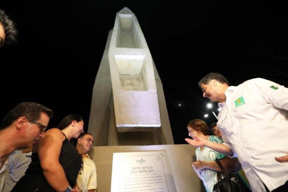 O Monumento das Mones  uma estrutura de 17 metros, erguida  margem do Rio Cuiab