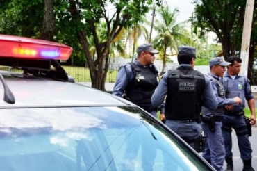 Os policiais prenderam o homem que estava escondido em uma convenincia