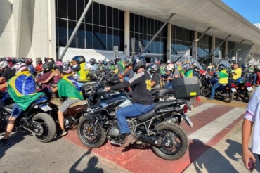 Motociclista j ocupam a frente do aeroporto