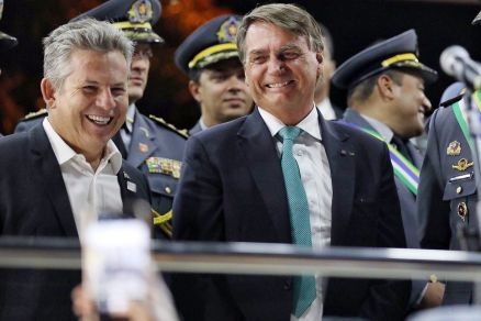 O governador Mauro Mendes e o presidente Jair Bolsonaro, durante solenidade na PM