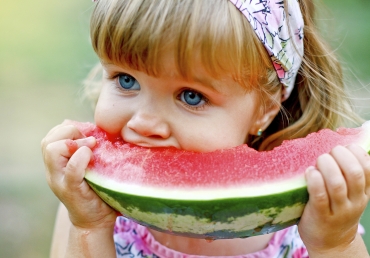 Criana comendo fruta