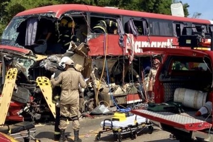 O ônibus ficou com a lateral destruída após a colisão