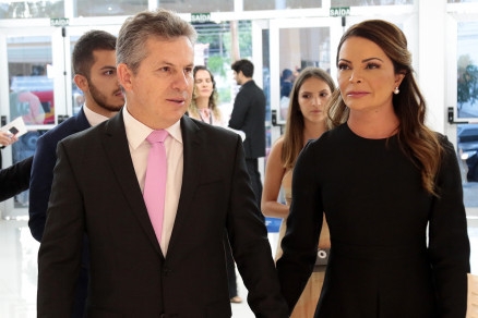 O governador Mauro Mendes e a primeira-dama, Virgnia Mendes