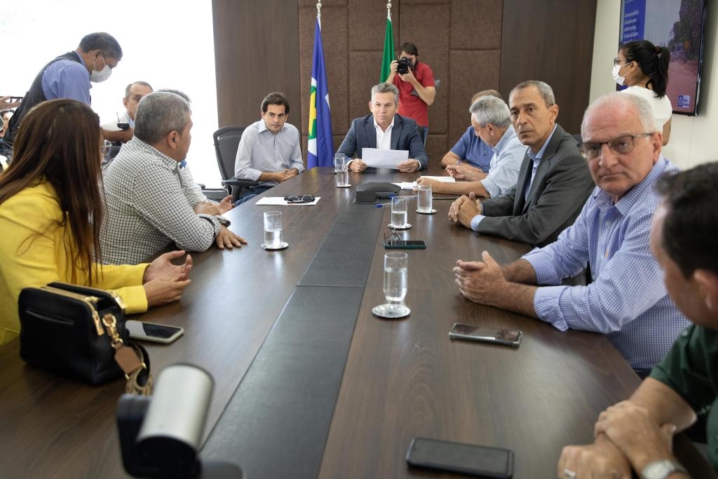 O governador Mauro Mendes e os prefeitos, durante ato de assinatura