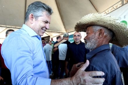 O governador Mauro Mendes conversa com morador de Campo Verde: vitria no primeiro turno