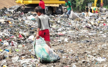 No interior de Mato Grosso, muitas crianas so levadas a trabalhar em lixes, catando materiais reciclveis