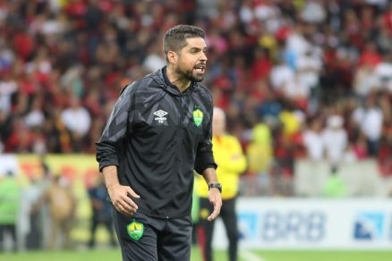 O técnico do Cuiabá, António Oliveira no jogo contra o Flamengo