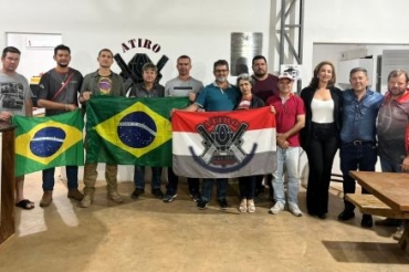 Coronel Assis com bandeira do Brasil em visita a Clube de tiro