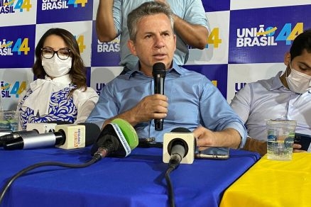 O governador Mauro Mendes (Unio Brasil), com a esposa Virginia Mendes