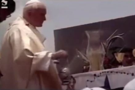 O papa Joo Paulo II reza missa em Cuiab, em 1991