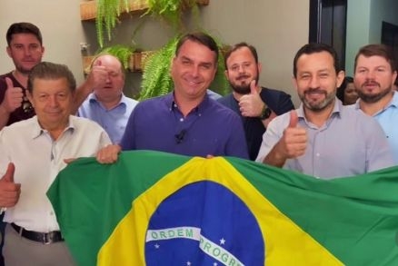 Na semana passada, o senador Flvio Bolsonaro esteve em pelo menos seis municpios de Mato Grosso