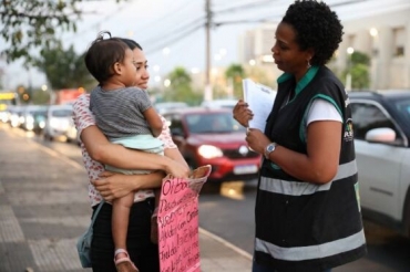 s equipes da Assistncia Social, mulheres admitem que levam filhos para as avenidas para ganhar dinheiro ou doaes