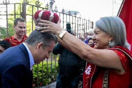 O governador Mauro Mendes sendo coroado por festeiros do Senhor Divno