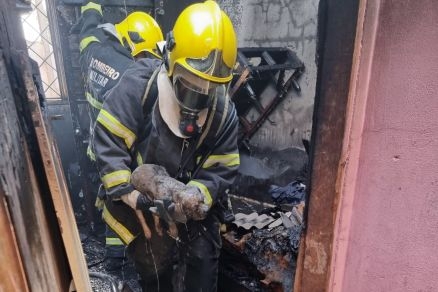 Bombeiro resgatando cachorro de incndio ocorrido em residncia
