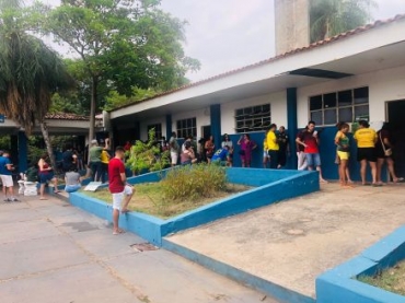 Fila de votao no Colgio Cesrio Neto, em Cuiab