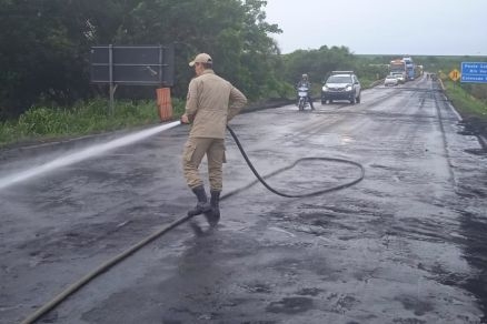 Soldado do Corpo de Bombeiros faz a limpeza de uma das rodovias liberadas