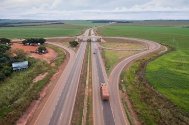 Trecho da Rodovia BR-163 no interior de Mato Grosso