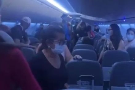 Uma das pessoas que estava no voo gravou o tumulto no avio