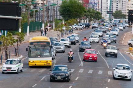 Veculos trafegam pela Avenida do CPA, a mais movimentada de Cuiab