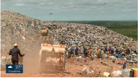 Mais de 300 catadores dependem do lixo como fonte de renda  Foto: TV Centro Amrica