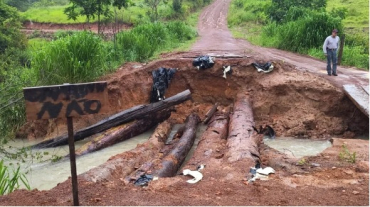 Pontes e estradas foram destrudas por causa das chuvas.  Foto: Reproduo